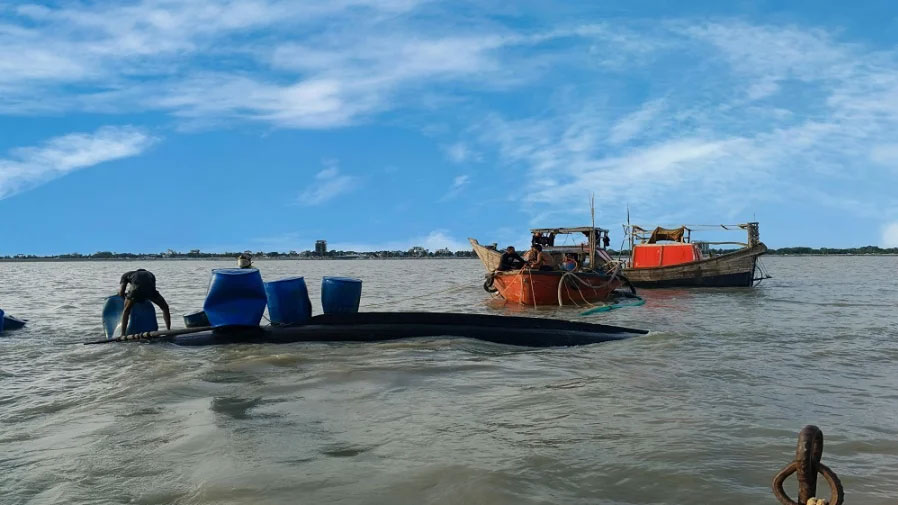 কুয়াকাটায় বঙ্গোপসাগরে একটি ট্রলার ডুবির ঘটনা ঘটেছে