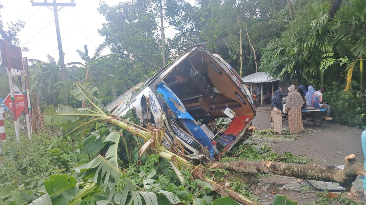 ঝালকাঠিতে সড়ক দুর্ঘটনায় ১০ জন আহত