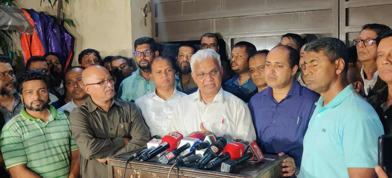 ফিরোজায় ফেরার পর সাংবাদিকদের সাথে কথা বলছেন ডা: জাহিদ