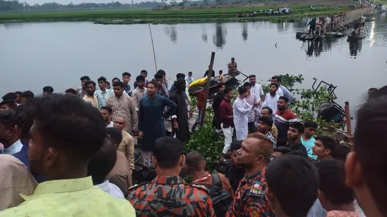 জামালপুরে ভাসমান সেতু ভেঙে নদীতে পড়ল শতাধিক মানুষ, নিহত বেড়ে পাঁচজন