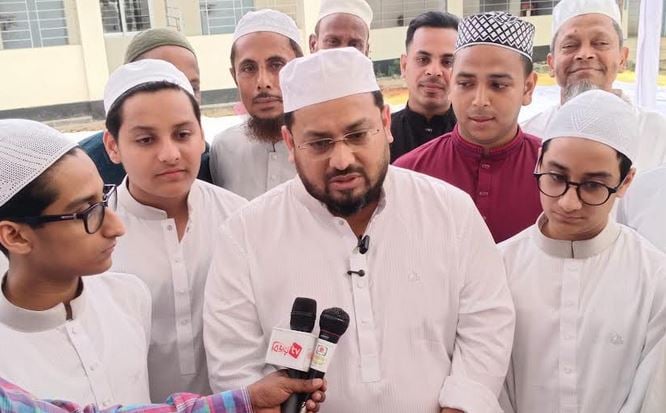 কথা বলছেন ভূমি এবং পার্বত্য চট্টগ্রাম বিষয়ক প্রতিমন্ত্রী ব্যারিস্টার মীর মোহাম্মদ হেলাল উদ্দীন