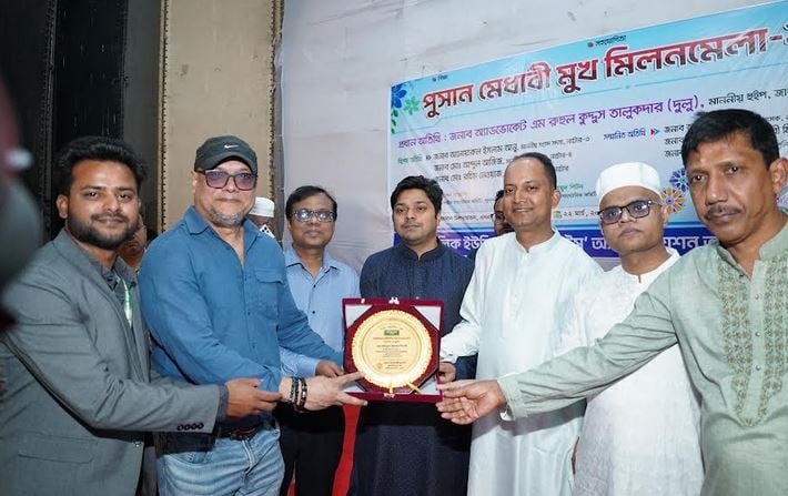 রাণী ভবানী পদক গ্রহণ করছেন নজরুল ইনস্টিটিউটের নির্বাহী পরিচালক শিবলী
