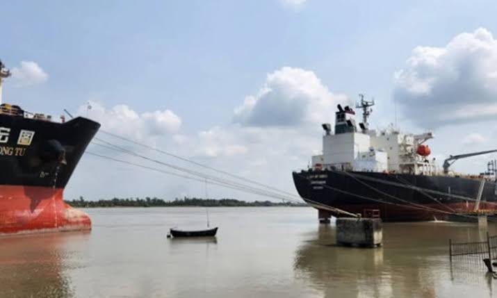 চট্টগ্রাম বন্দরে জ্বালানি তেল নিয়ে জাহাজ পৌঁছেছে