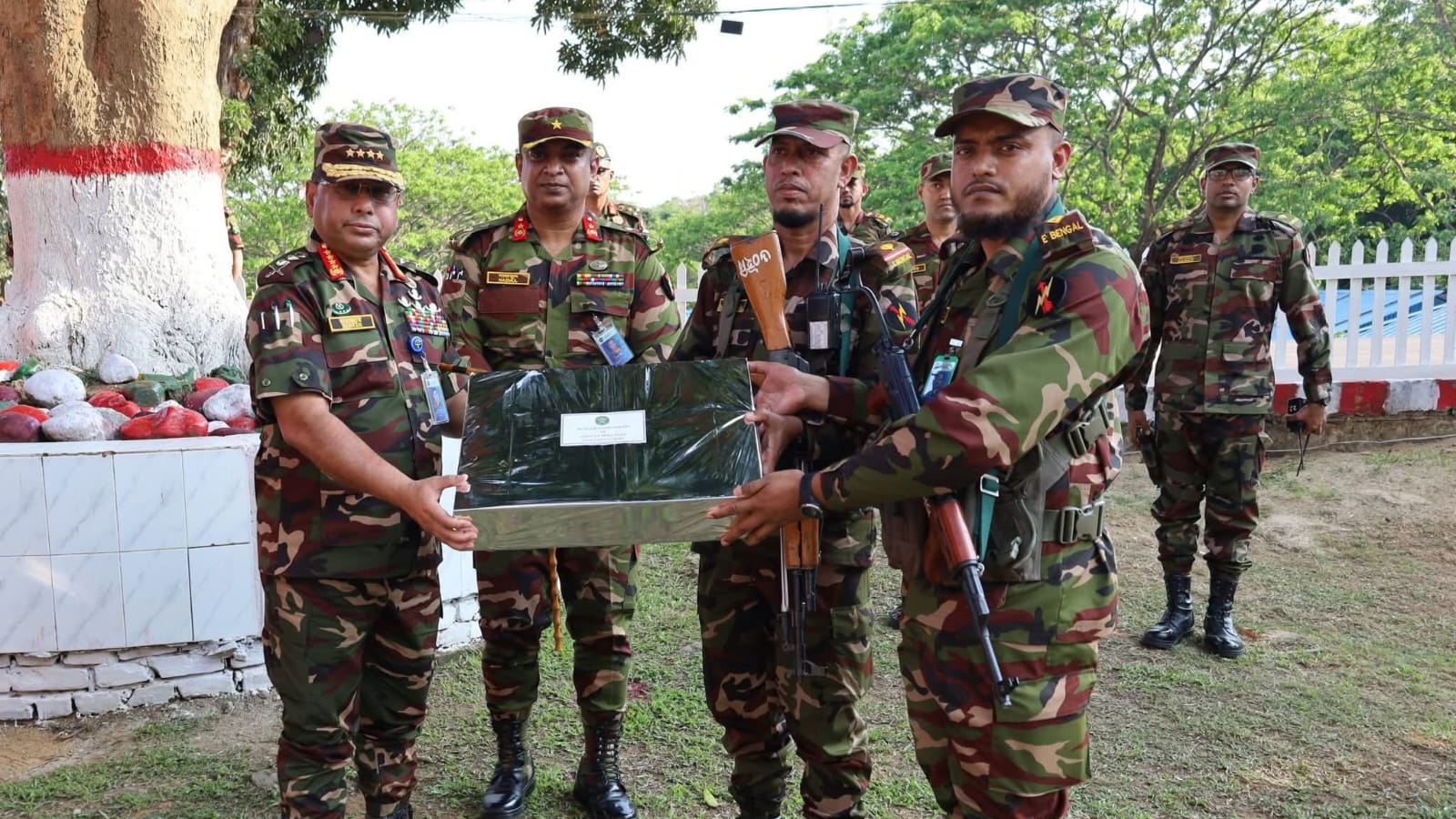 পার্বত্য চট্টগ্রামে ক্যাম্প পরিদর্শন করেছেন সেনাপ্রধান ওয়াকার-উজ-জামান