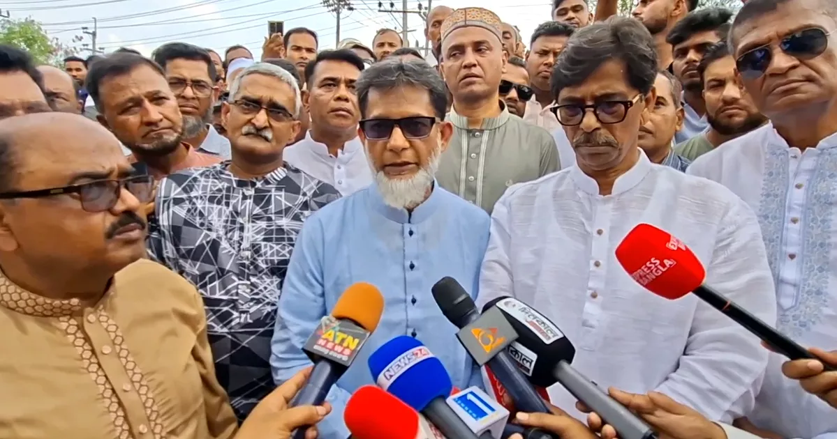 কথা বলছেন রেল প্রতিমন্ত্রী হাবিবুর রশিদ হাবিব