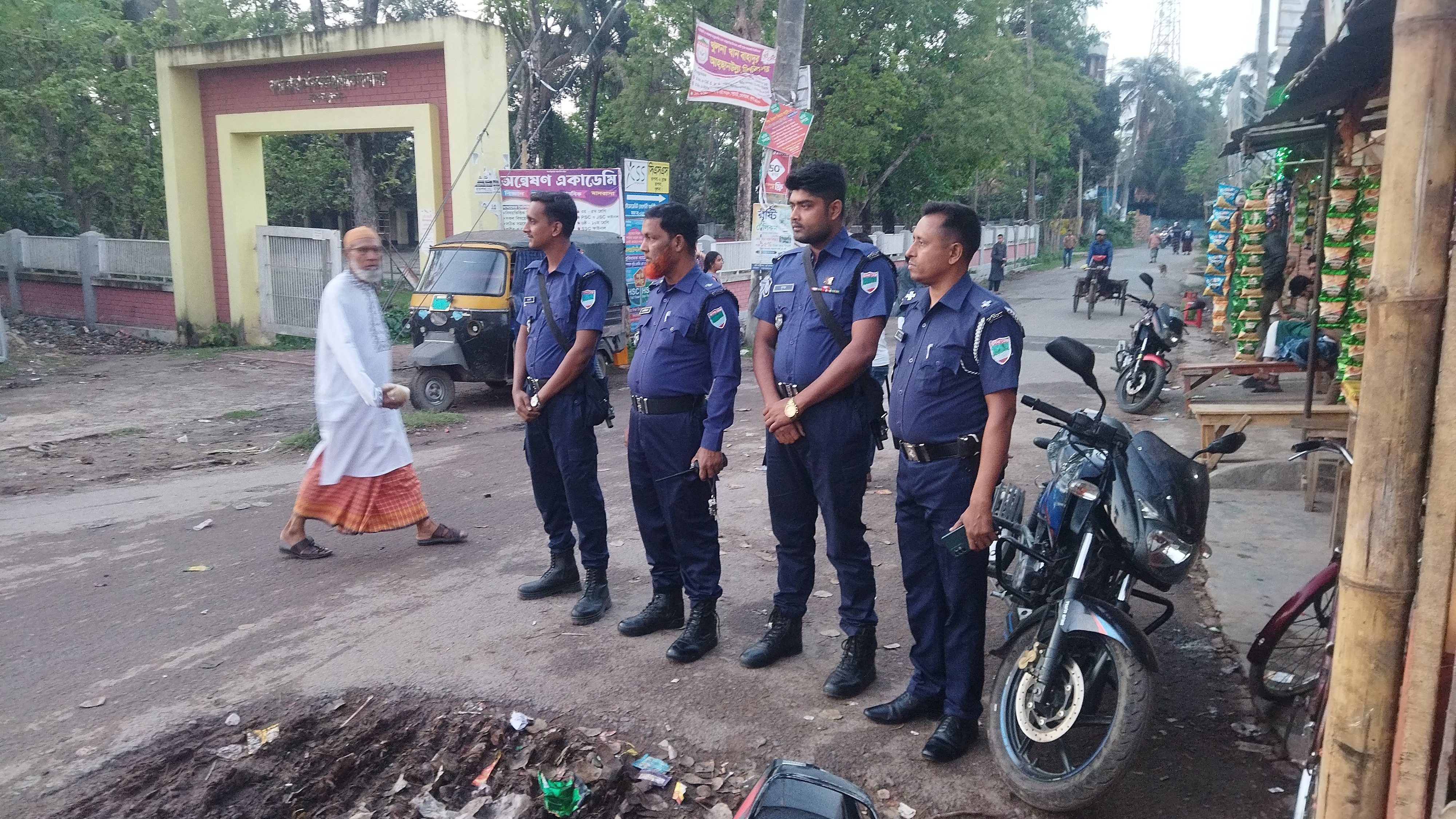 ঈদ আনন্দ উদযাপনে পুলিশ সদস্যরা