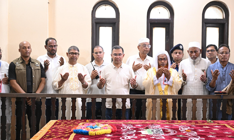 মওলানা আবদুল হামিদ খান ভাসানীর কবর জিয়ারত করছেন প্রধানমন্ত্রী