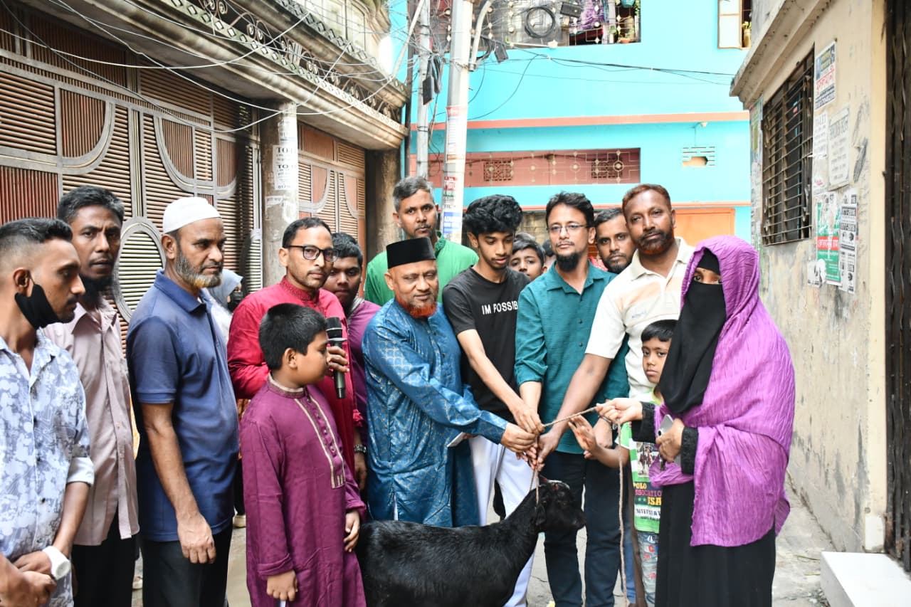 কোরবানির পশু উপহার দেন ঢাকা মহানগরী দক্ষিণের নায়েবে আমির অ্যাডভোকেট ড. হেলাল উদ্দিন