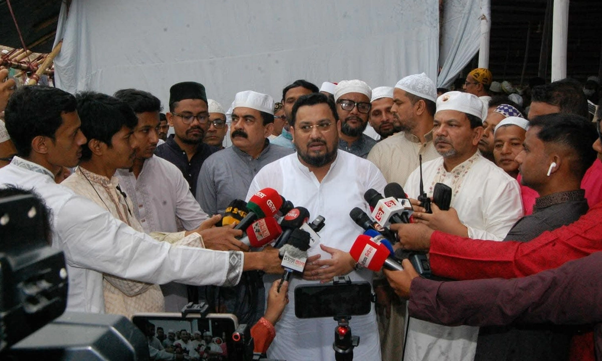 কথা বলছেন ভূমি ও পার্বত্য চট্টগ্রামবিষয়ক প্রতিমন্ত্রী ব্যারিস্টার মীর মোহাম্মদ হেলাল উদ্দীন