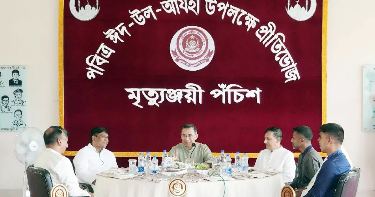 সেনানিবাসে সেনাসদস্যদের সাথে প্রীতিভোজের অংশ নেন প্রধানমন্ত্রী