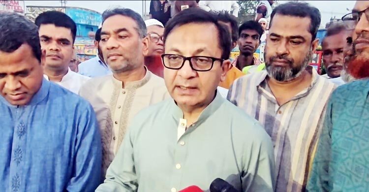 সাভারের আমিনবাজার এলাকায় কাঁচা চামড়া বেচাকেনা কার্যক্রম পরিদর্শন শেষে বাণিজ্যমন্ত্রী খন্দকার আব্দুল মুক্তাদির