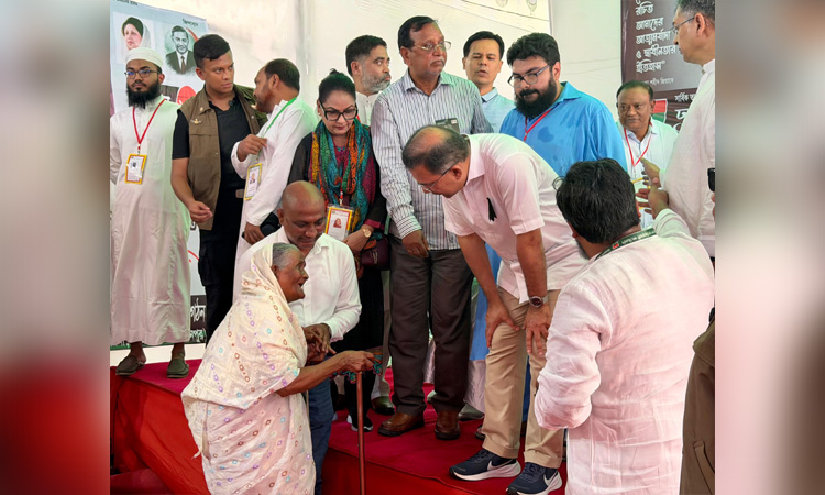 প্রধানমন্ত্রীর সাথে কথা বলেন দৃষ্টিহীন নূরজাহান বেগম