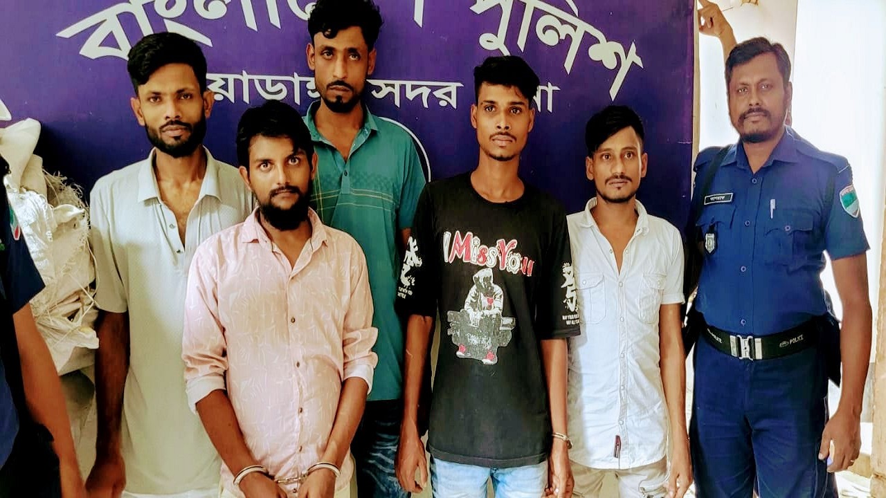 চুয়াডাঙ্গায় মাদক সেবনের অপরাধে ৫ যুবক গ্রেফতার, ৬ মাসের কারাদণ্ড