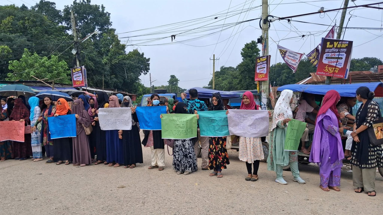 দ্রুত অ্যাকাডেমিক কার্যক্রম চালুর দাবিতে বাকৃবি শিক্ষার্থীদের মানববন্ধন