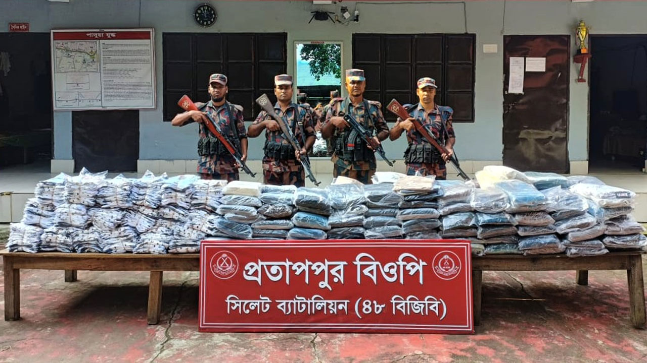 সিলেট সীমান্তে উদ্ধার হওয়া ভারতীয় চোরাই পণ্য