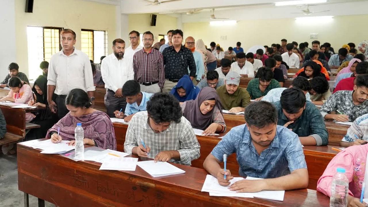 পাবিপ্রবিতে গুচ্ছের ‘সি’ ইউনিটের ভর্তি পরীক্ষায় অংশগ্রহণকারীদের একাংশ