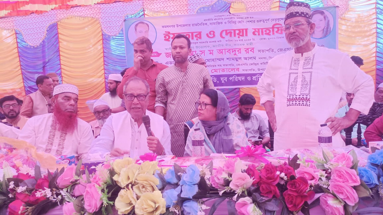 লক্ষ্মীপুরে আ স ম আব্দুর রব বক্তব্য দিচ্ছেন
