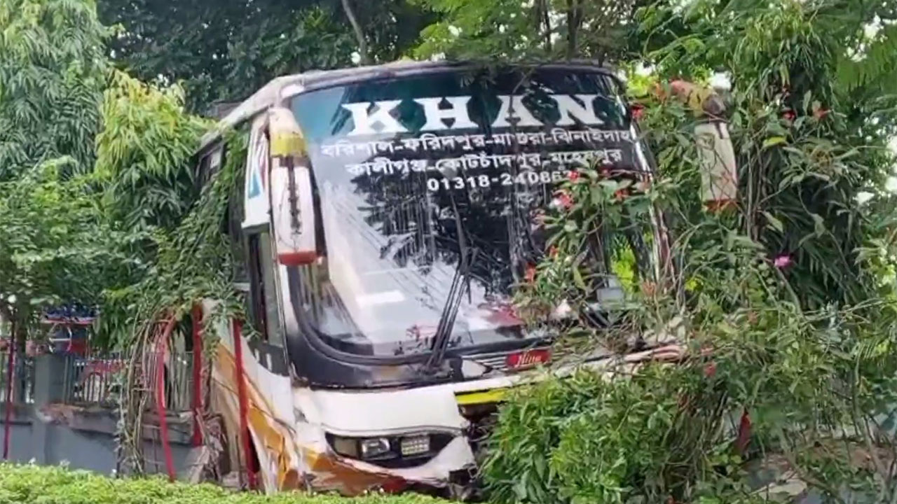 চুয়াডাঙ্গায় বাস-মোটরসাইকেল-অটো সংঘর্ষে হতাহত ৪