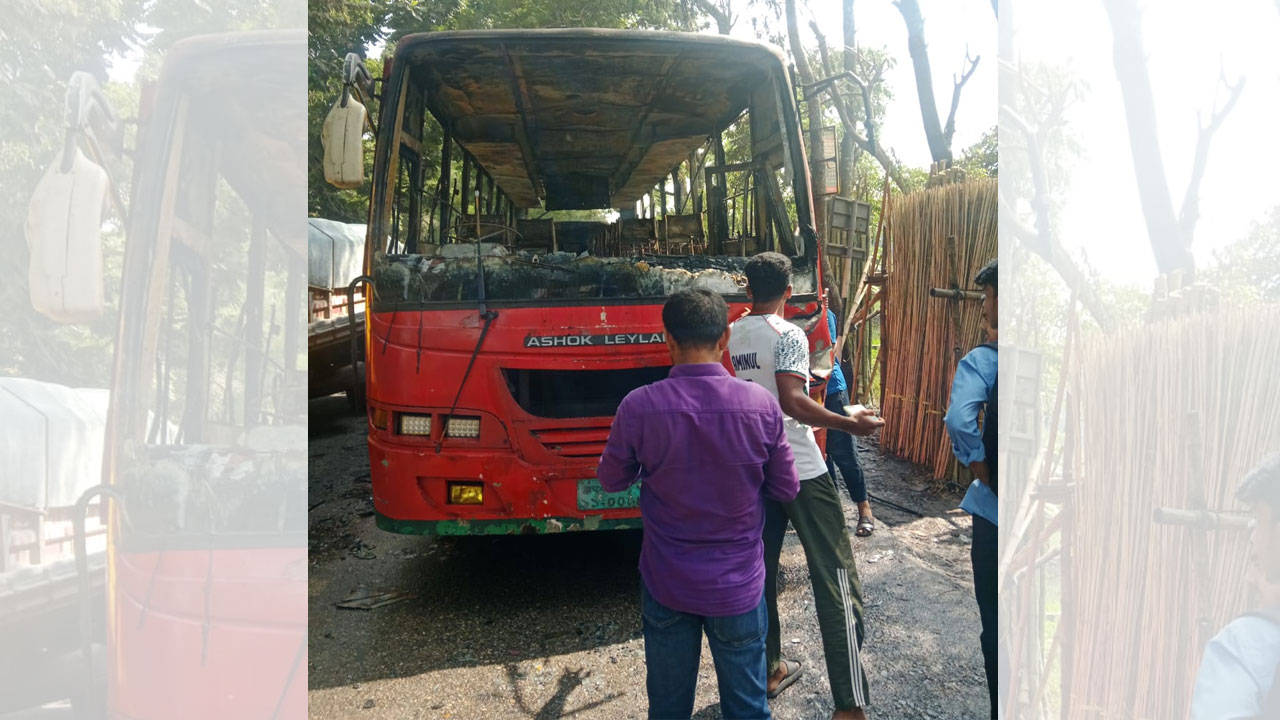 উজিরপুরে মহাসড়কে চলন্ত বিআরটিসি বাসে আগুন