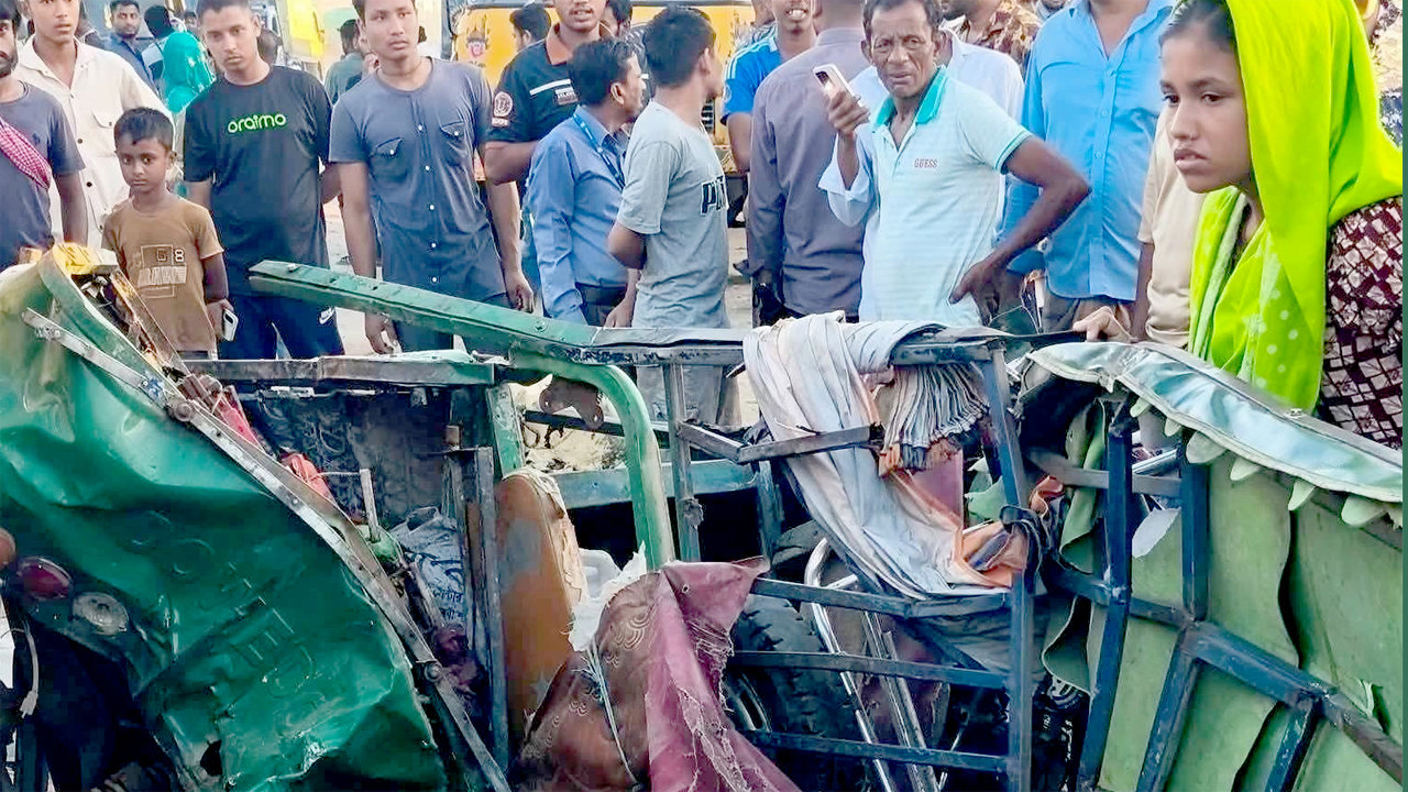 পিকআপভ্যানের ধাক্কায় দুর্ঘটনাকবলিত টমটম