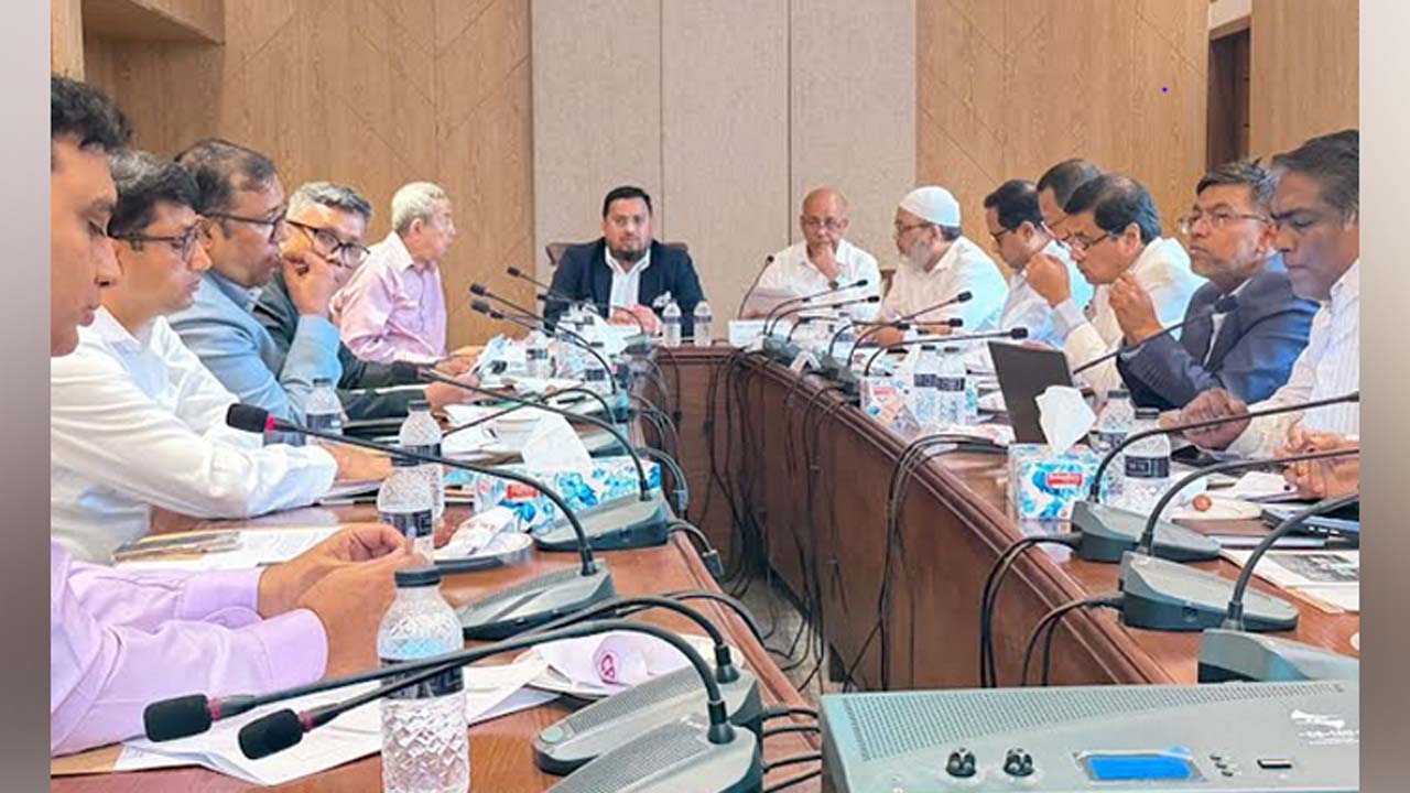 বক্তব্য দেন ভূমি ও পার্বত্য চট্টগ্রামবিষয়ক প্রতিমন্ত্রী ব্যারিস্টার মীর মোহাম্মদ হেলাল উদ্দীন