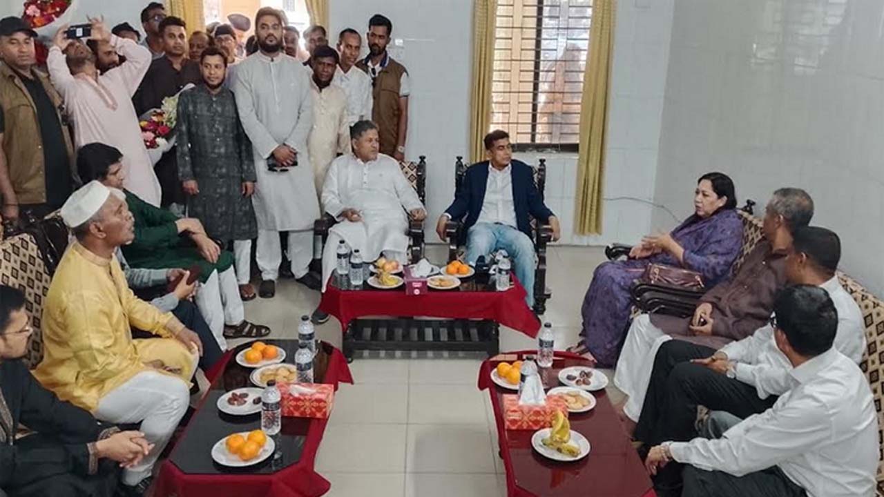 পানিসম্পদ প্রতিমন্ত্রী ফরহাদ হোসেন আজাদ ফরিদপুর পানি উন্নয়ন বোর্ড রেস্ট হাউসে সাংবাদিকদের প্রশ্নের জবাবে কথা বলেন