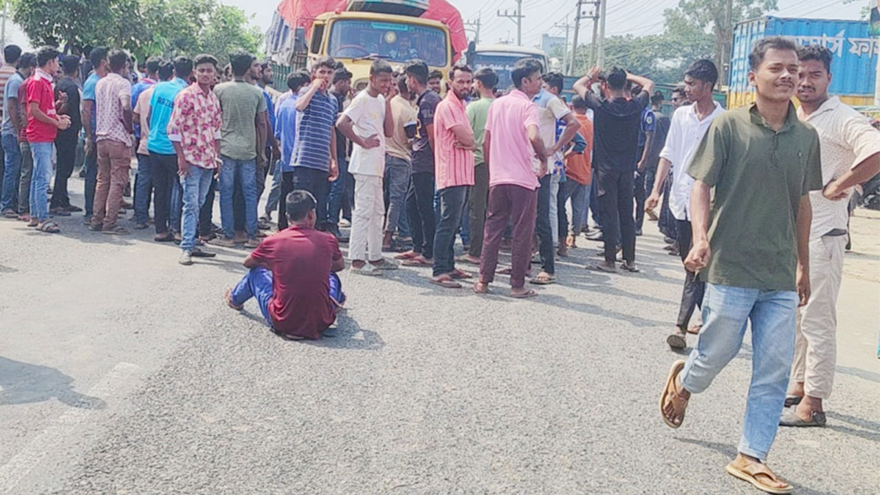 ভালুকায় ১০ দফা দাবিতে শ্রমিকদের মহাসড়ক অবরোধ কর্মসূচি
