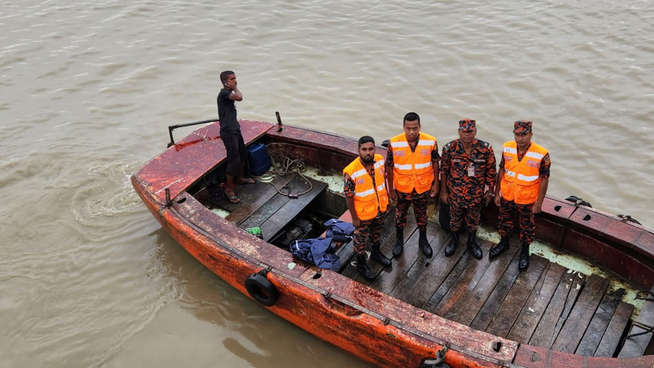 উদ্ধার কাজে তৎপর ফায়ার সার্ভিস ও কোস্টগার্ডের ডুবুরি দল