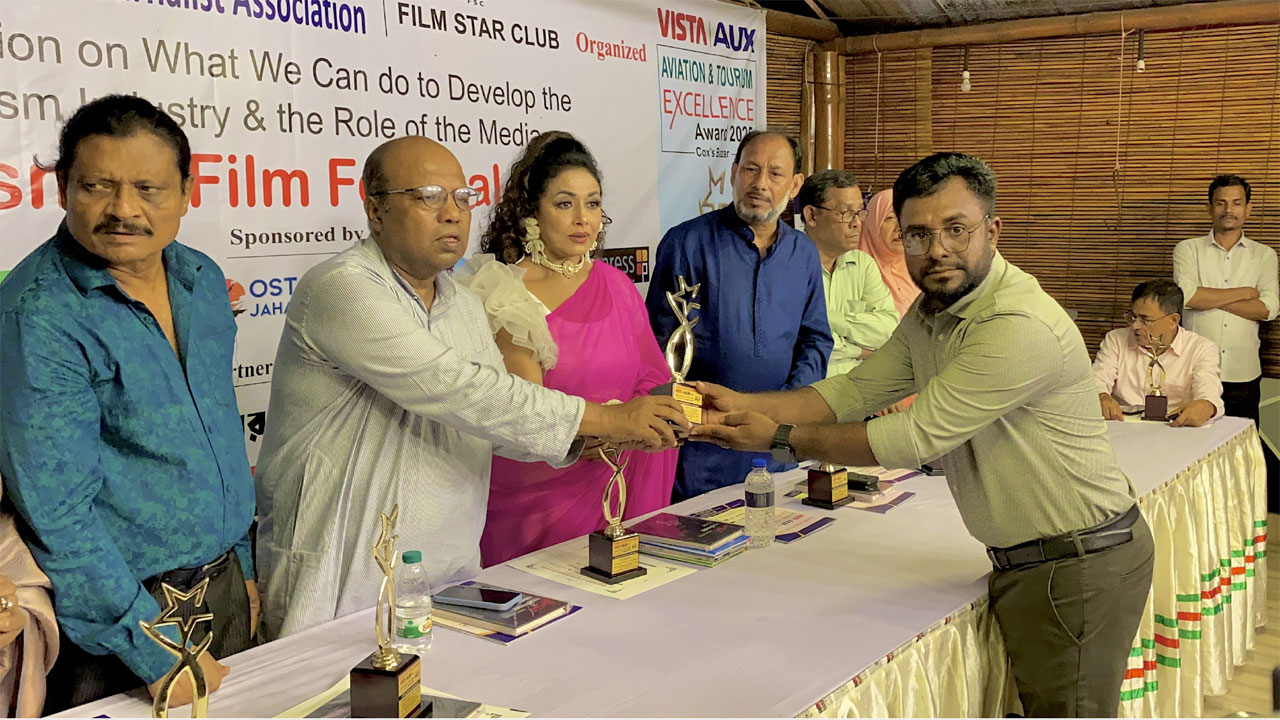 এভিয়েশন-ট্যুরিজম জার্নালিস্ট সম্মাননা গ্রহণ করছেন সাংবাদিক ওমর ফারুক