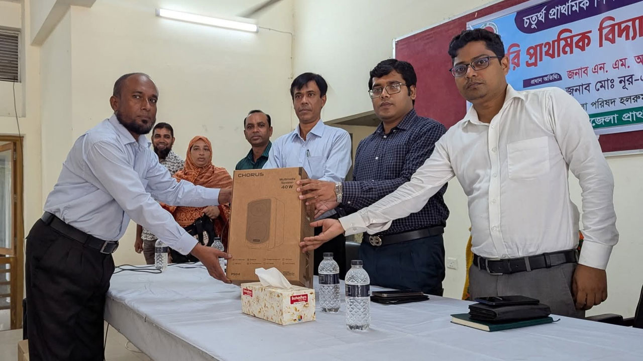 গফরগাঁওয়ে ১১৮ প্রাথমিক বিদ্যালয়ে 'স্পিকার' বিতরণ