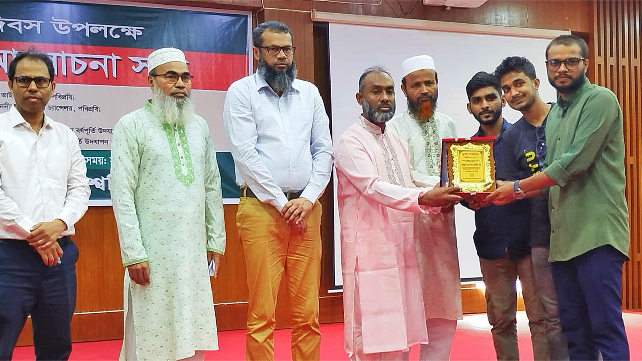 পবিপ্রবি সাংবাদিক সমিতির পক্ষে স্মারক গ্রহণ করছেন সংগঠনটির সভাপতি, দফতর ও প্রকাশনা সম্পাদক এবং শিক্ষানবীশ সদস্য