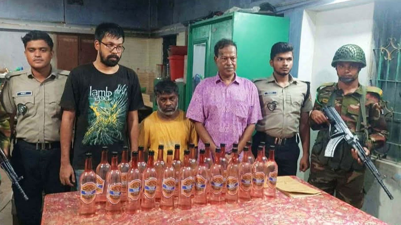 লক্ষ্মীপুরে ফার্মেসির আড়ালে মদ বিক্রি, আটক ৩
