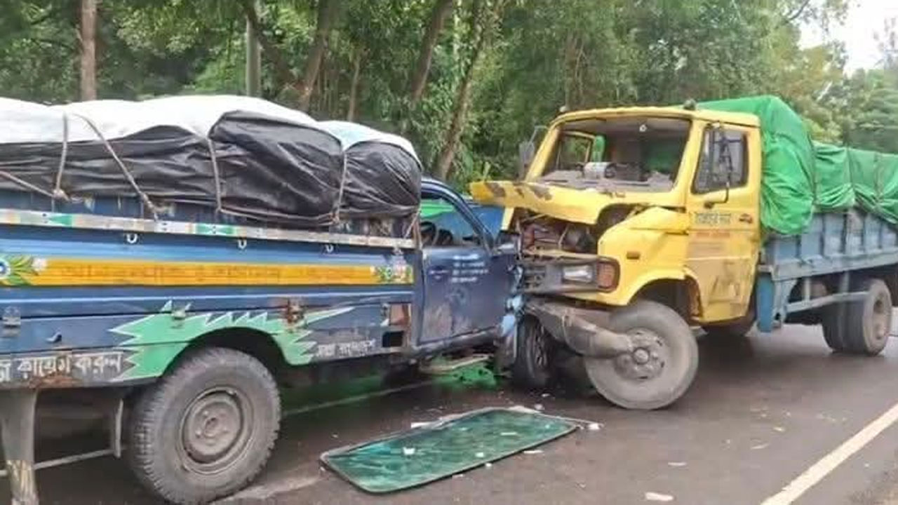 দুর্ঘটনা কবলিত গাড়ি দু’টি