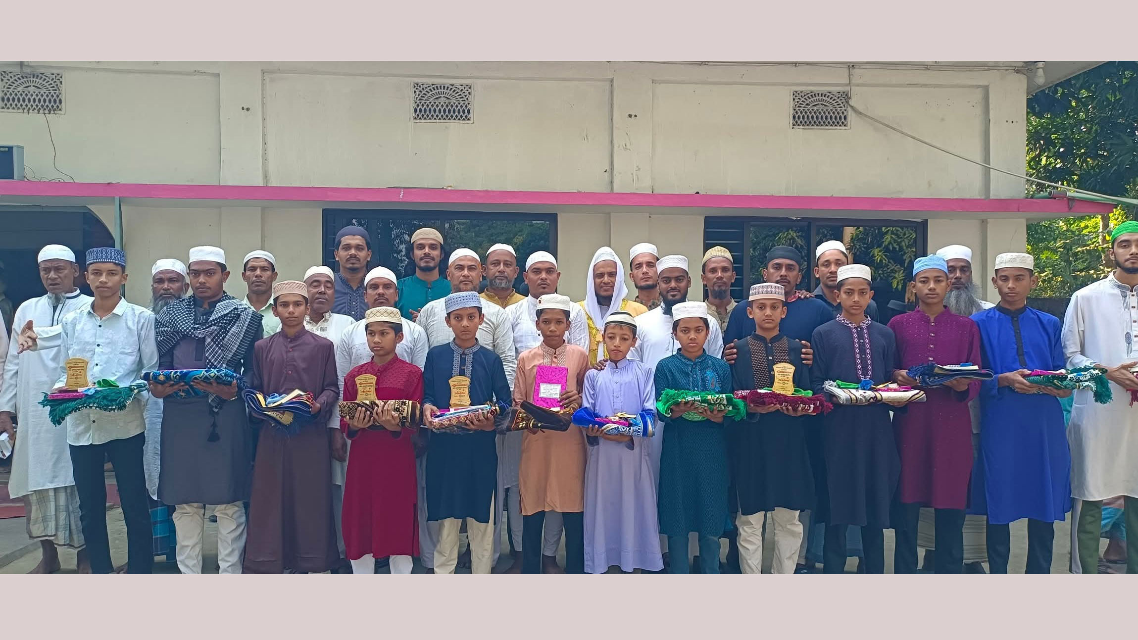 টানা ৪১ দিন জামায়াতে নামাজ পড়ে পুরস্কৃত হলো ১৪ শিশু-কিশোর
