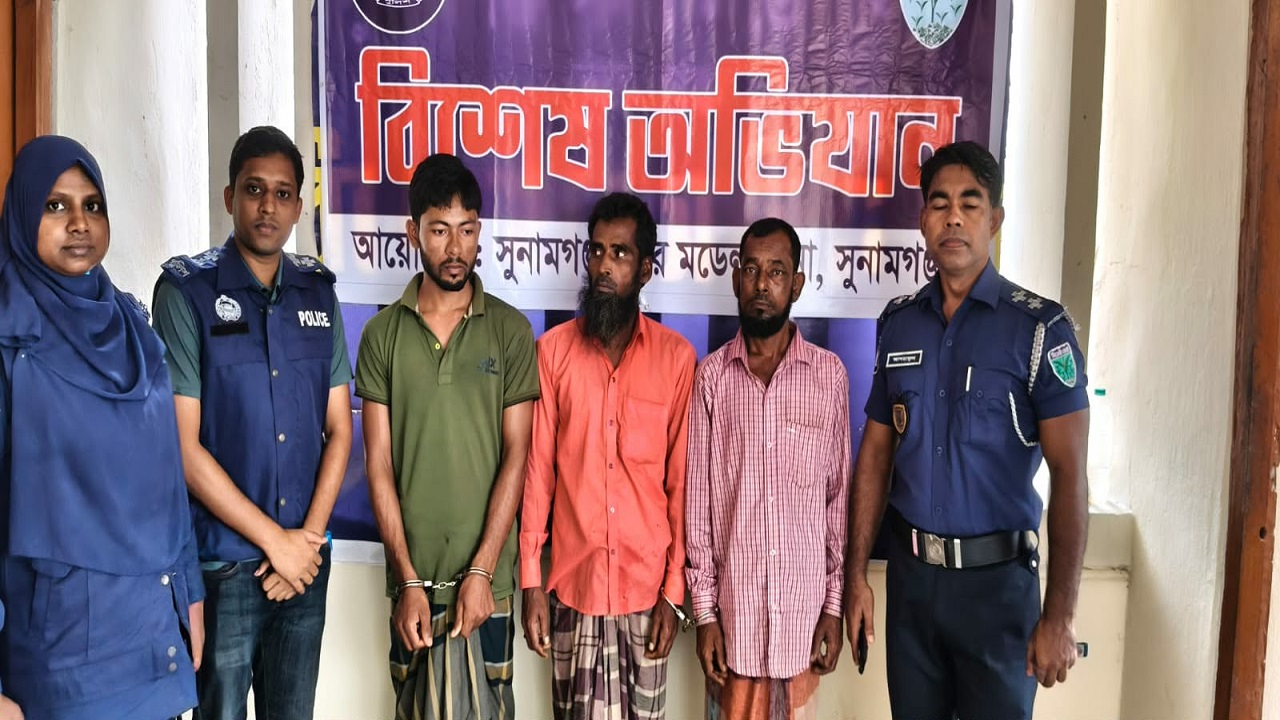 সুনামগঞ্জে ১ কোটি ২ লাখ ৪০ হাজার টাকার ভারতীয় শাড়িসহ আটক ৩