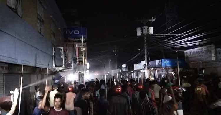 মিরপুর বাজারে সন্ধ্যা ৬টা থেকে শুরু হওয়া সংঘর্ষ চলে রাত ৯টা পর্যন্ত