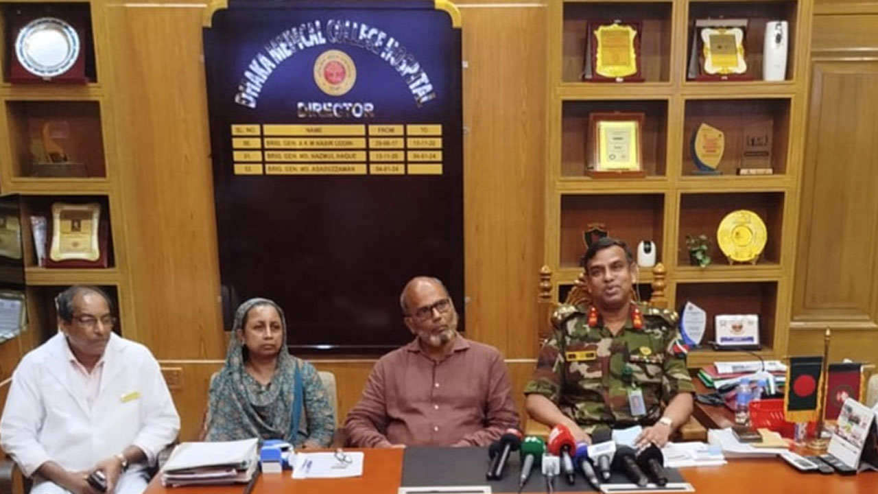 ঢাকা মেডিক্যাল কলেজ হাসপাতালের পরিচালক ব্রিগেডিয়ার জেনারেল মো: আসাদুজ্জামান