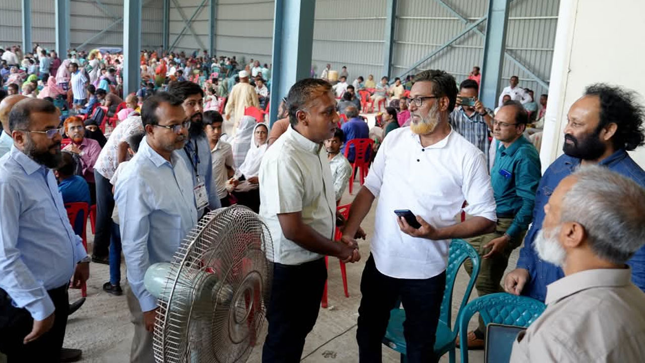 পরিবহন পুলের শেডে অপেক্ষমাণ অভিভাবকরা