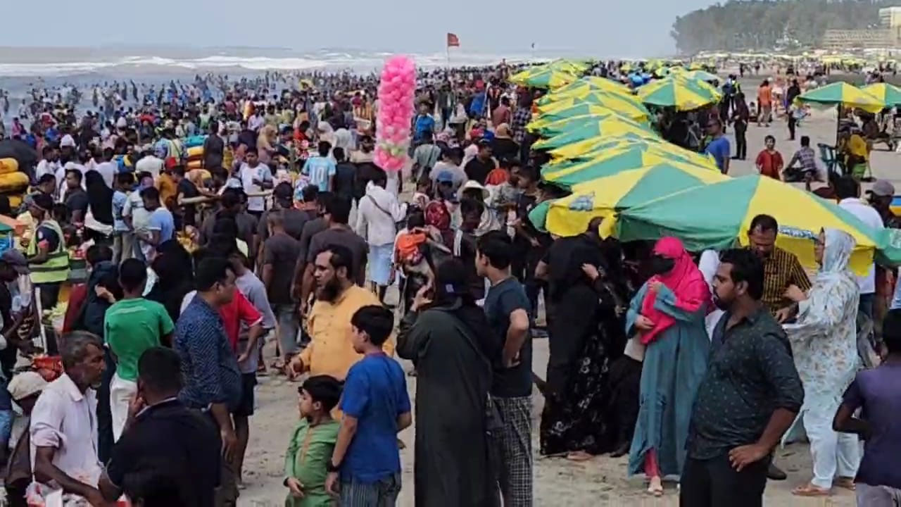 লম্বা ছুটিতে কক্সবাজারে পর্যটকের ঢল