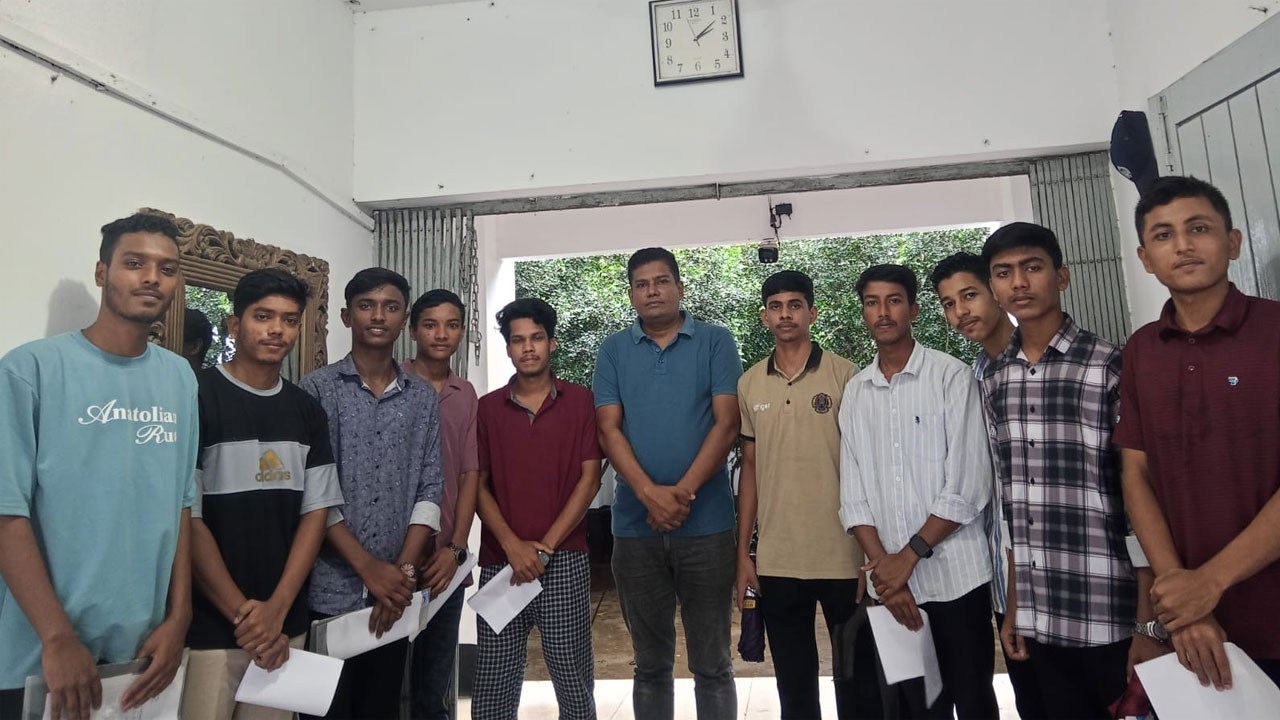 মিরসরাইয়ে ১২০ টাকায় পুলিশে চাকরি, ভাগ্যবান ‘ওরা ১০ জন’