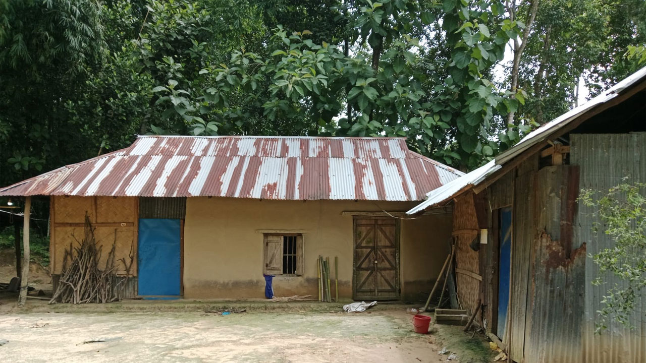 আমেনা বেগমের বাড়ি তালাবদ্ধ