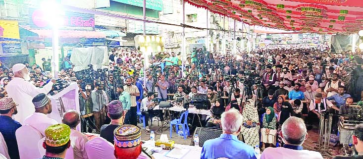 মিরপুর ১০ নম্বর গোলচত্বরে জামায়াতে ইসলামী ঢাকা মহানগর উত্তরের সমাবেশে বক্তব্য রাখেন জামায়াতের আমির ডা: শফিকুর রহমান  : নয়া দিগন্ত