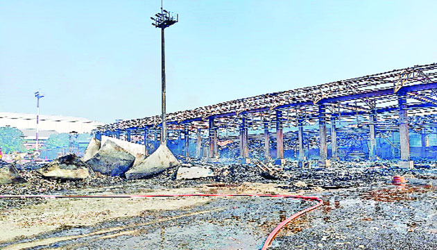 ভয়াবহ অগ্নিকাণ্ডে শাহজালাল বিমানবন্দরের পুড়ে যাওয়া কার্গো ভিলেজ : নয়া দিগন্ত
