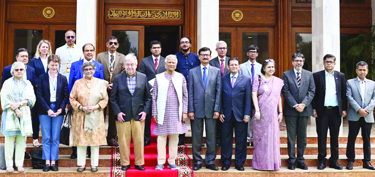প্রধান উপদেষ্টা প্রফেসর ড. মুহাম্মদ ইউনূস ও জাতিসঙ্ঘ মহাসচিব অ্যান্তোনিও গুতেরেস প্রধান উপদেষ্টার কার্যালয়ে ফটোসেশনে অংশ নেন