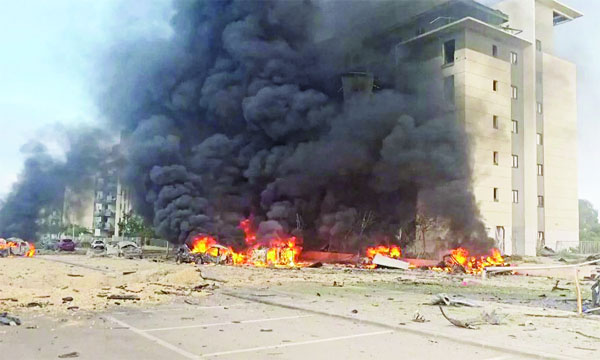 ইরান টানা দ্বিতীয় দিনের মতো দক্ষিণ ইসরাইলের বির শেবায় ক্ষেপণাস্ত্র হামলা চালিয়েছে। ফলে একটি আবাসিক ভবন ও সফটওয়্যার জায়ান্ট মাইক্রোসফটের অফিস ভবনের ব্যাপক ক্ষতি হয়
