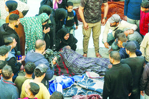 গাজায় ইসরাইলি বাহিনীর ভয়াবহ বিমান হামলায় নিহত এক ফিলিস্তিনির লাশ ঘিরে পরিবারের আহাজারি : আলজাজিরা