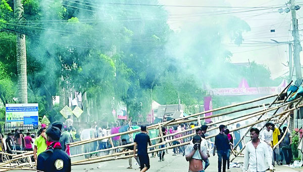 এনসিপির কর্মসূচিকে কেন্দ্র করে গতকাল রণক্ষেত্রে পরিণত হয় গোপালগঞ্জ