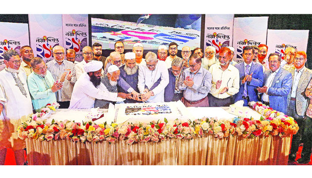 নয়া দিগন্তের ২১তম বর্ষপূর্তি উপলক্ষে ২১ পাউন্ড ওজনের কেট কাটছেন অতিথিবৃন্দ