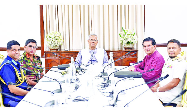 প্রধান উপদেষ্টার সাথে গতকাল তিন বাহিনীর প্রধানরা সাক্ষাৎ করেন
