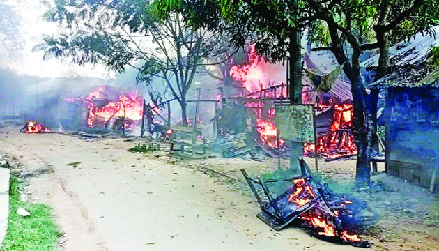 খাগড়াছড়ির গুইমারে একটি বাজারে আগুন লাগিয়ে দেয় বিক্ষোভকারীরা : নয়া দিগন্ত